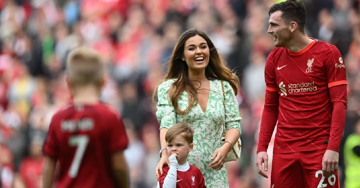Andrew Robertson com sua esposa Rachel Roberts e filho Rocco