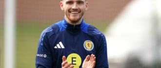 Andrew Robertson, da Escócia, reage à goleada da Alemanha na abertura da Euro