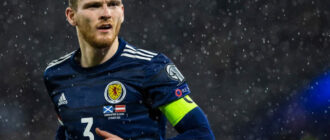 Andrew Robertson: Nós nos esforçaremos para ser a melhor equipe competindo por troféus