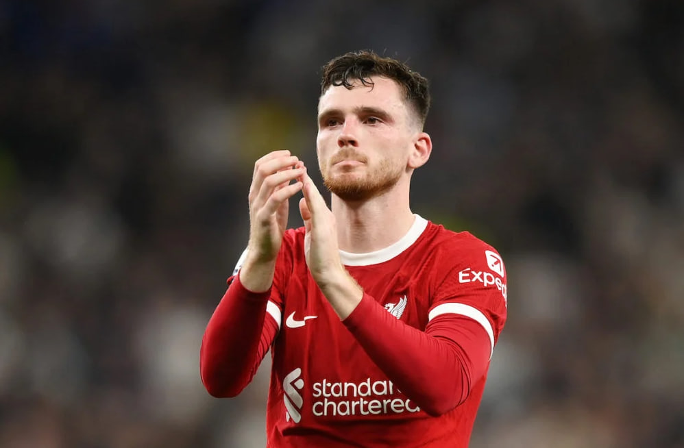 Klopp aborda incidente polêmico envolvendo bandeirinha e Robertson durante partida entre Liverpool e Arsenal
