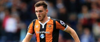 O zagueiro do Liverpool Robertson provavelmente ficará afastado por três a quatro meses devido a uma lesão no ombro